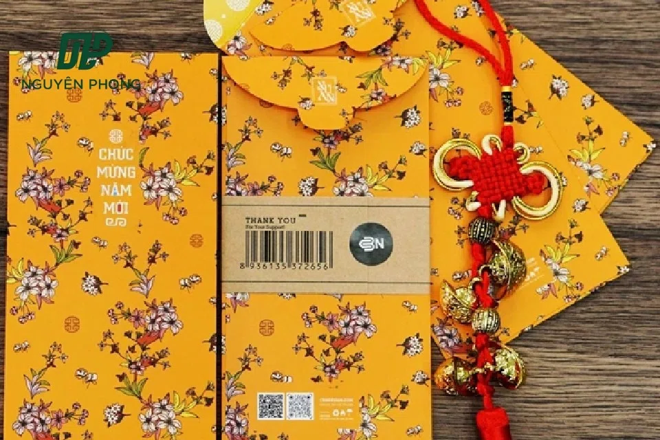 Kích thước chuẩn in bao lì xì là 16 x 7.4 cm, có thể điều chỉnh theo yêu cầu
