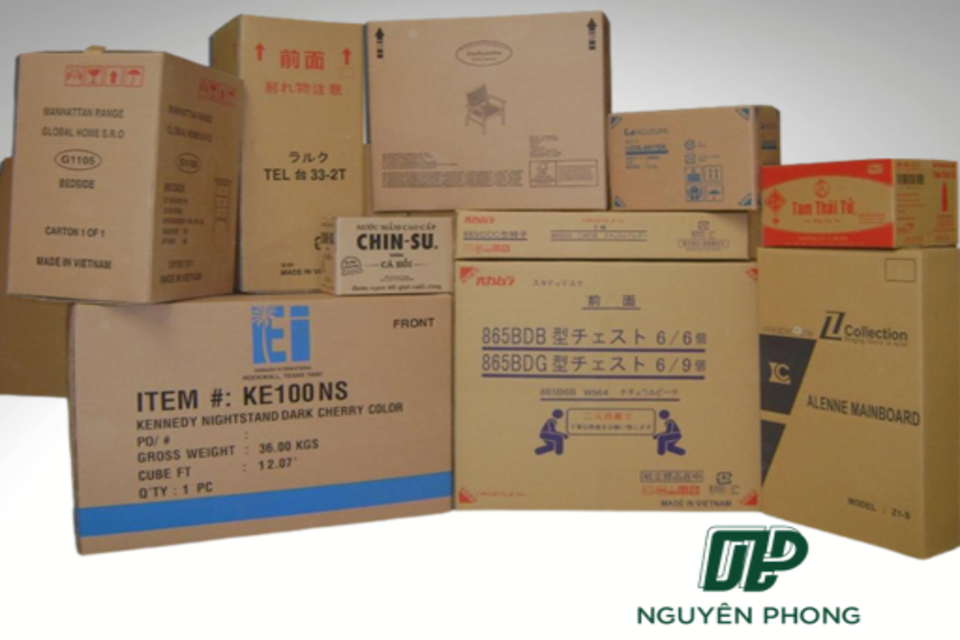 Mẫu Thùng Carton In Flexo Cho Ngành Điện Tử: Thiết kế sang trọng, sử dụng màu sắc tối giản nhưng ấn tượng, thể hiện được sự chuyên nghiệp của thương hiệu.