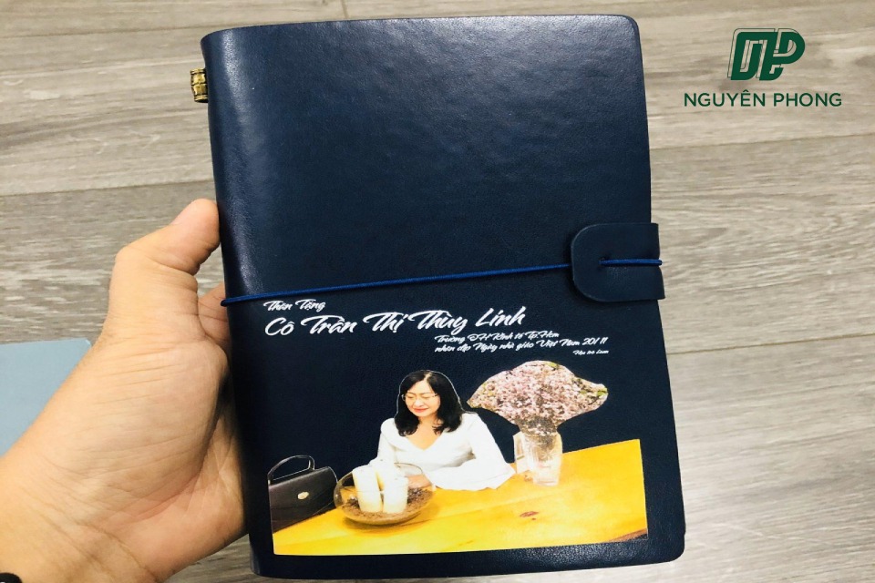 Khi đặt in sổ tay theo yêu cầu, khách hàng có thể chọn loại giấy và chất liệu bìa phù hợp để đảm bảo độ bền, chất lượng in ấn và trải nghiệm viết tốt