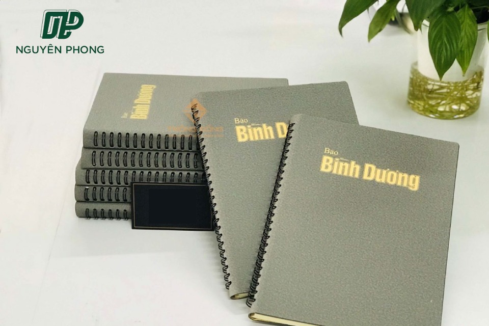 Sổ tay theo yêu cầu là một món quà tặng độc đáo và ý nghĩa dành cho khách hàng, đối tác hoặc nhân viên