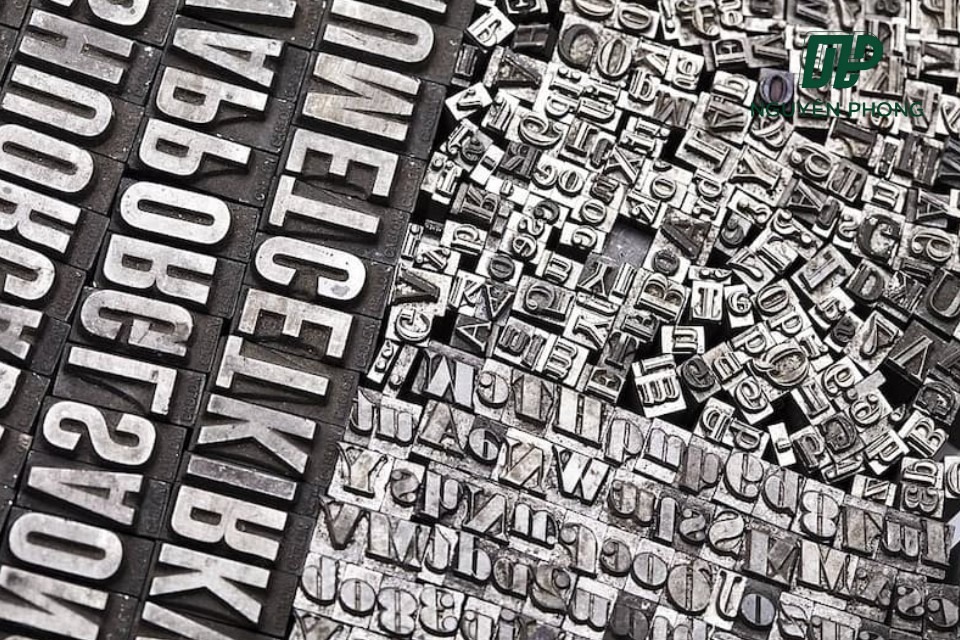 In Typo là kỹ thuật sử dụng khuôn chữ và mực in để tạo ra hình ảnh và văn bản trên bề mặt vật liệu